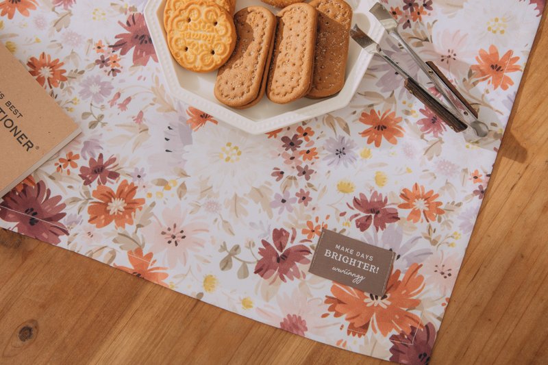 Water-Resistant Placemat – Dear Daisy - ผ้ารองโต๊ะ/ของตกแต่ง - เส้นใยสังเคราะห์ สึชมพู