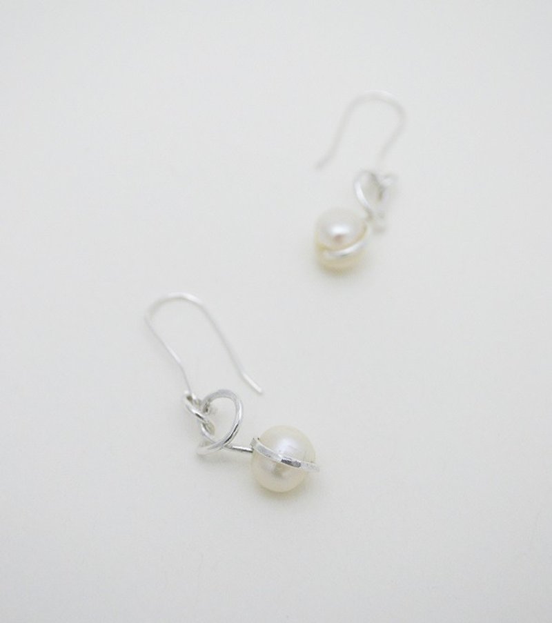 Keep records by tying knots‧Pearls‧Silver Earring - ต่างหู - โลหะ ขาว