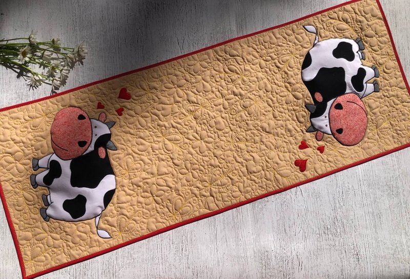 2 funny cows with hearts quilted table runner, Holiday tablecloth, Table topper - Place Mats & Dining Décor - Cotton & Hemp Multicolor