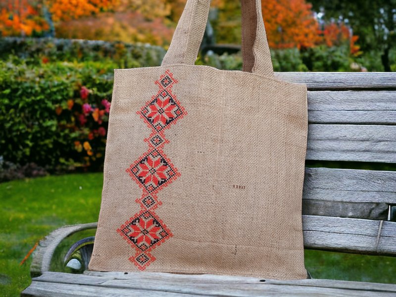 Large jute bag with hand embroidery, hand lining and pockets - กระเป๋าถือ - ผ้าฝ้าย/ผ้าลินิน สีนำ้ตาล