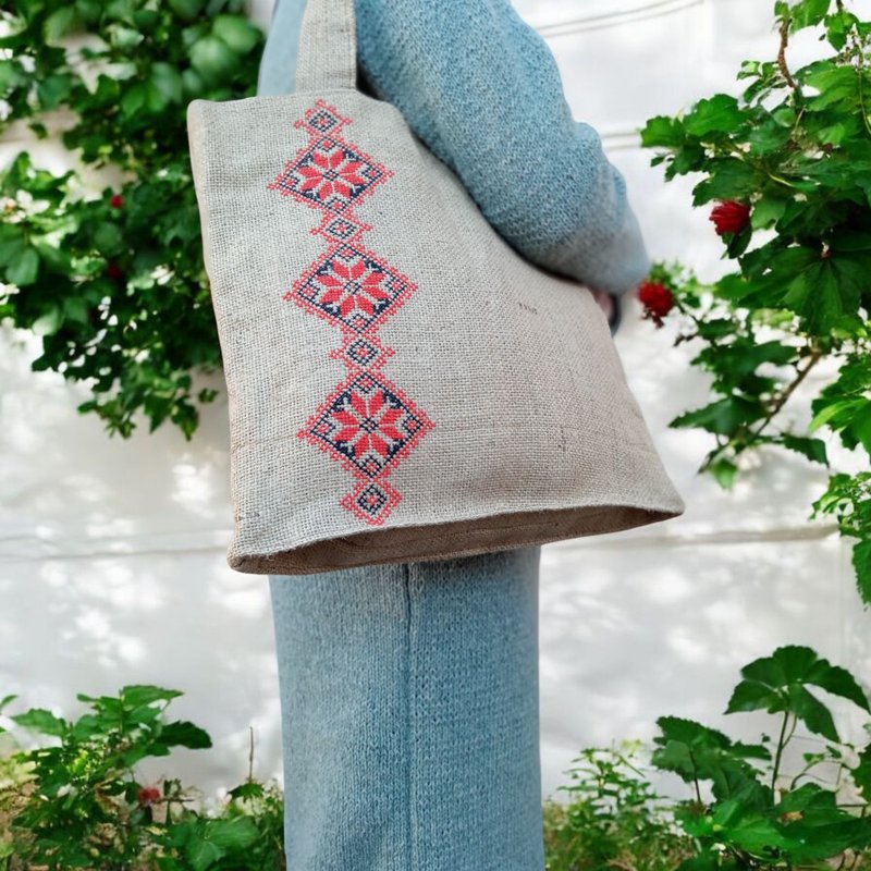 Handmade linen bag with Ukrainian embroidery, ECO burlap shopper with ethnic pat - 手提包/手提袋 - 棉．麻 咖啡色