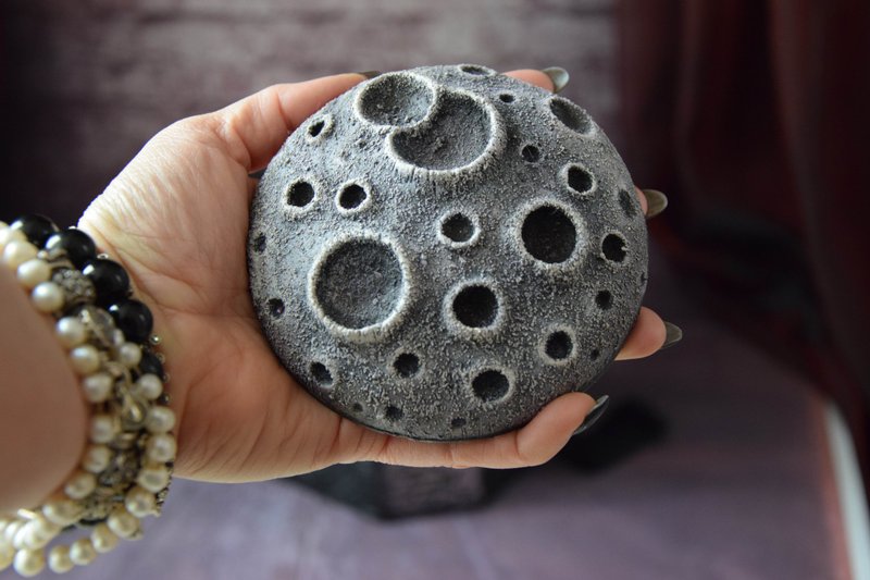 Gothic Home decor Moon with Craters Furniture application Moon Outdoor decor. - 花瓶/花器 - 陶 黑色