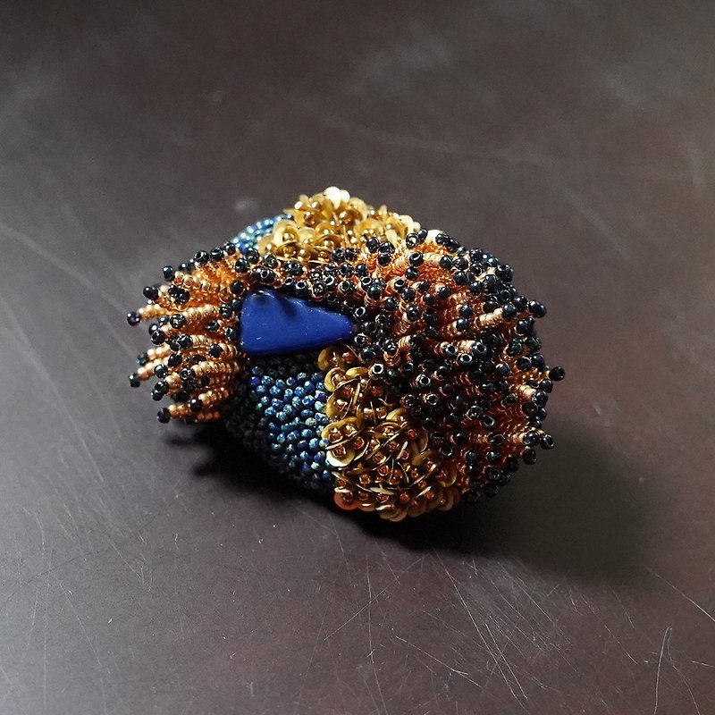 Gold and blue beads brooch, statement and sparkly circle brooch 3 - เข็มกลัด - พลาสติก สีทอง