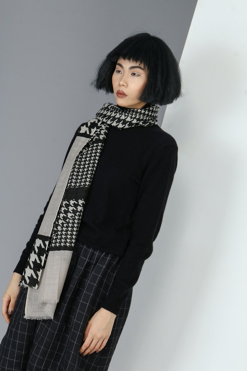 【Spot】 pure wool Houndstooth printing scarf shawl - Scarves - Wool Gray