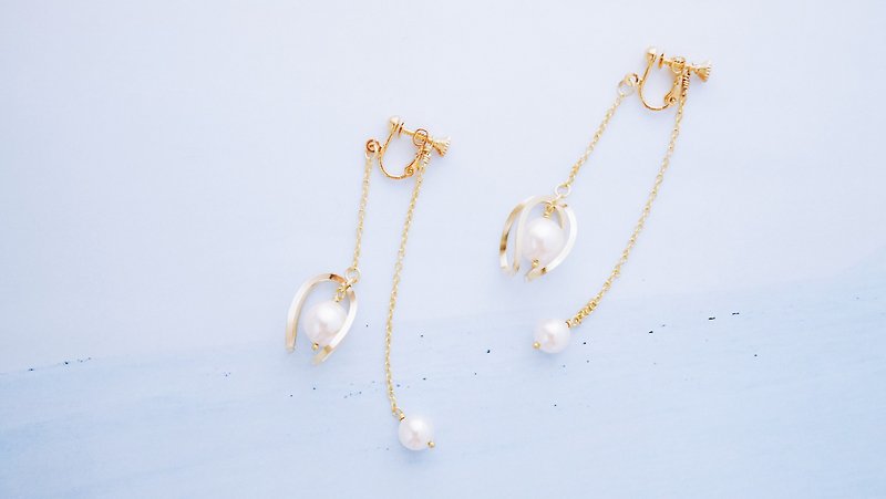 Perfume - earrings - crystal pearl inlaid bud hollow metal earrings (white lover gifts gift) - ต่างหู - โลหะ สีทอง