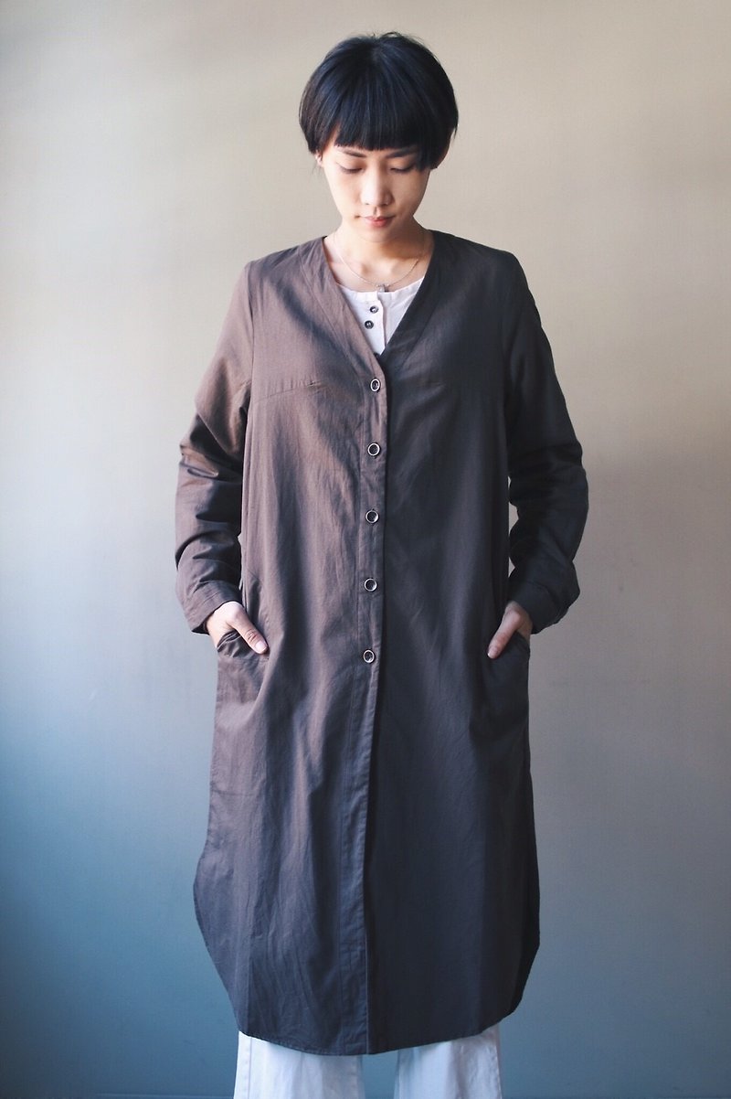 Omake V-neck long-sleeved shirt dress (khaki) - เสื้อเชิ้ตผู้หญิง - ผ้าฝ้าย/ผ้าลินิน สีกากี