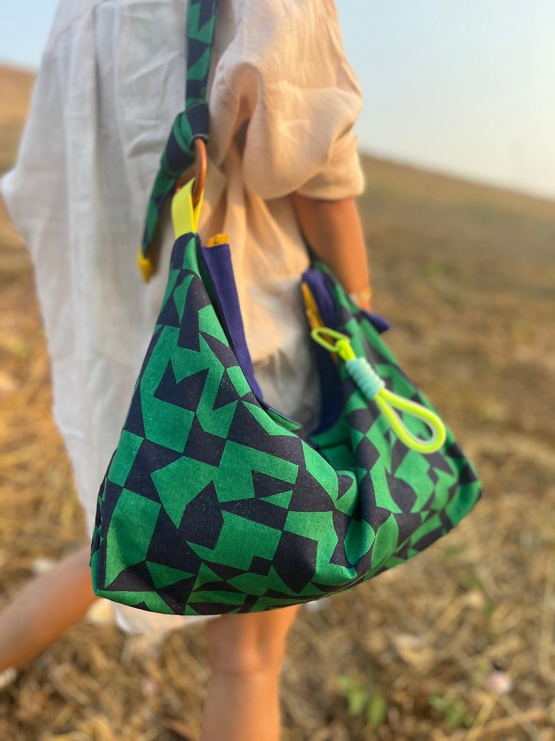 กระเป๋าสะพายผ้าฝ้ายญี่ปุ่นสีเขียว ปรับสายได้ กลับด้านในออกมาใช้เป็นด้านนอกได้ - กระเป๋าแมสเซนเจอร์ - ผ้าฝ้าย/ผ้าลินิน สีเขียว