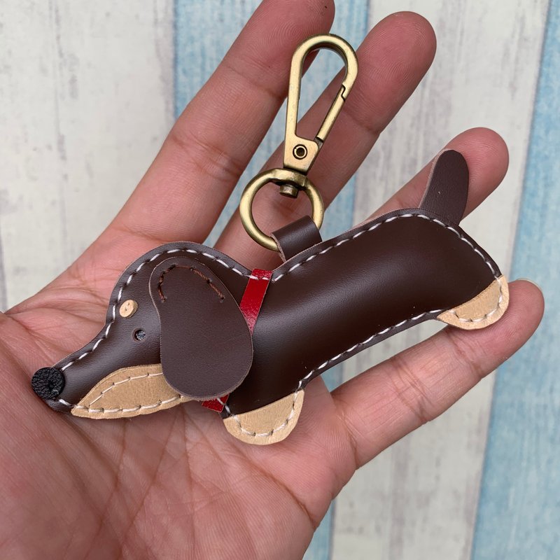 Healing small things brown cute dachshund dog hand-stitched leather keychain small size - ที่ห้อยกุญแจ - หนังแท้ สีนำ้ตาล