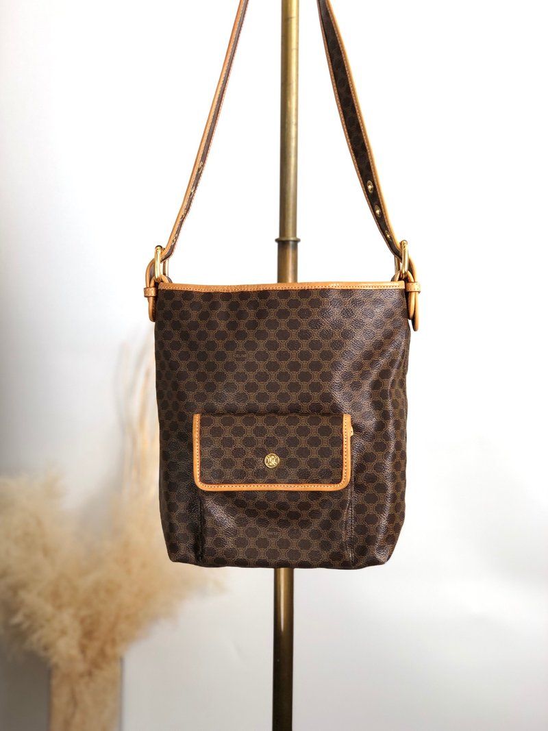 【 日本直送　名牌中古包 】CELINE セリーヌ マカダム ショルダーバッグ ブラウン PVCレザー vintage ヴィンテージ オールド f23gdx - 側背包/斜背包 - 防水材質 咖啡色
