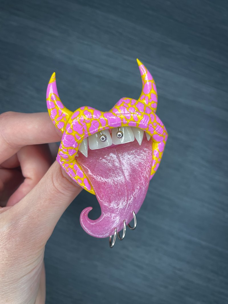 Brooch. Yellow & pink lips with fangs. - เข็มกลัด - ดินเหนียว 