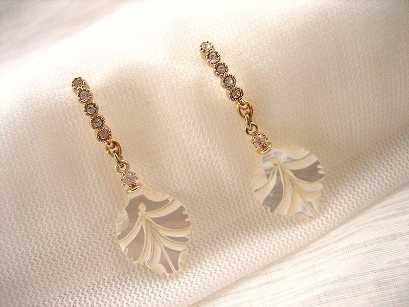 Exquisite three-dimensional white butterfly bay leaf drill earrings - ต่างหู - เปลือกหอย ขาว