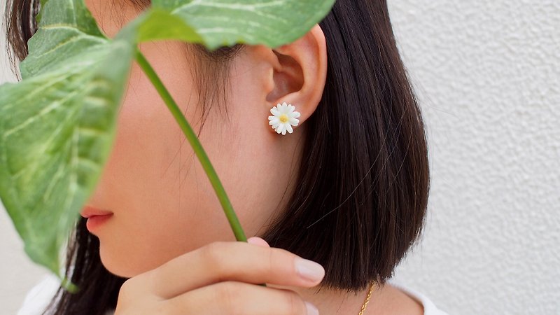 Daisy Earrings, Stud Earrings, White Flower Earrings - 耳環/耳夾 - 其他金屬 白色