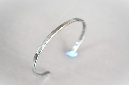 Titanium bangle・チタンバングル=内に緑青=内径62ミリ・楕円