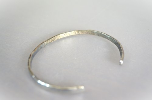 Titanium bangle・チタンバングル=内に緑青=内径62ミリ・楕円