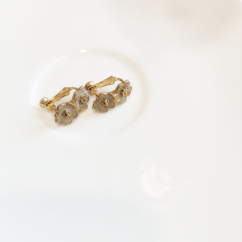 Un Jess Cadeau/雙生花/古著夾式耳環 - 耳環/耳夾/耳骨夾 - 其他金屬 金色