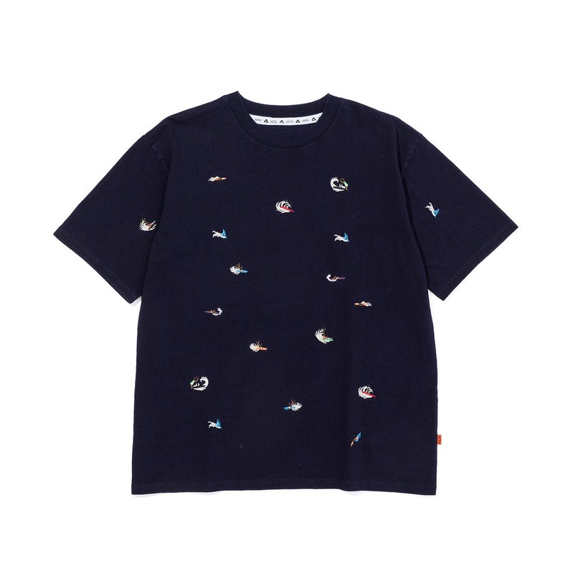 日本限定 POLER PRM WASH EMB TEE-SURF 日式電繡TEE / 衝浪靛青 - 男 T 恤 - 棉．麻 藍色