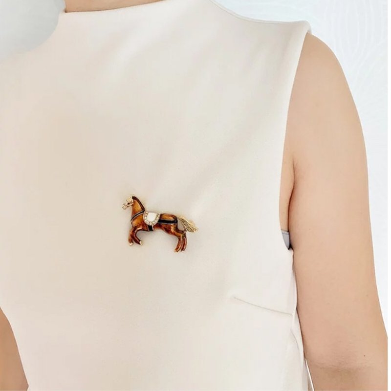 Kurahira hand-made elegant and refined design vintage enamel three-dimensional brooch/pin jewelry (horse galloping) - เข็มกลัด - วัสดุอื่นๆ 