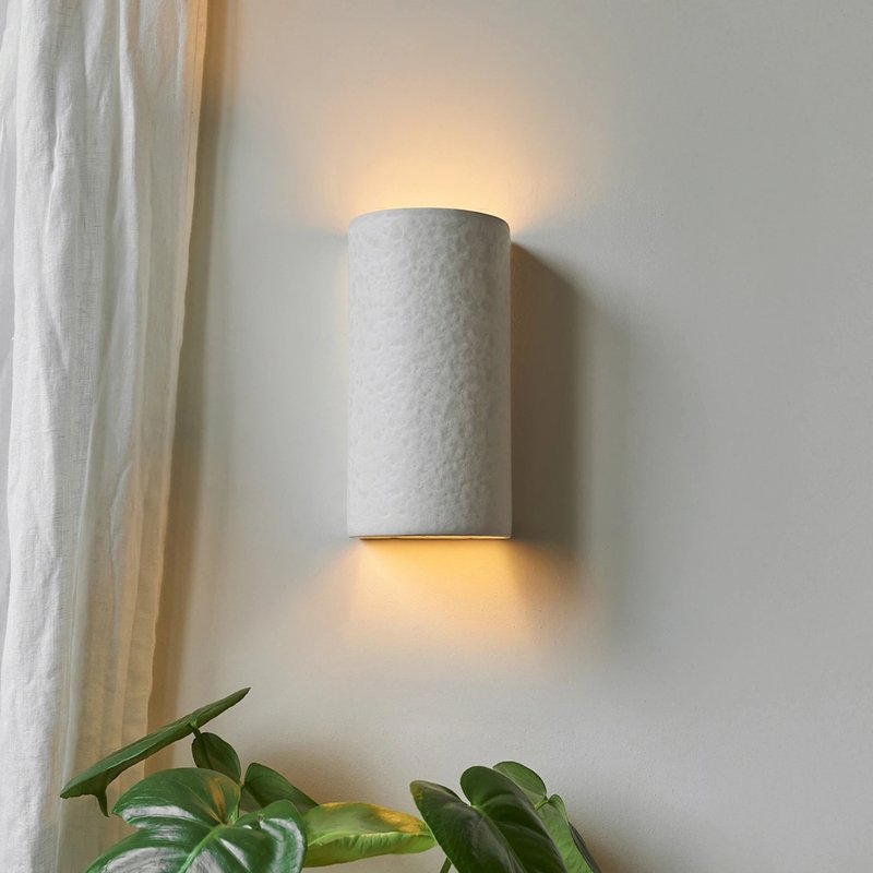 Artisanal White Ceramic Wall Sconce - Textured Clay Lamp - 燈具/燈飾 - 黏土 白色