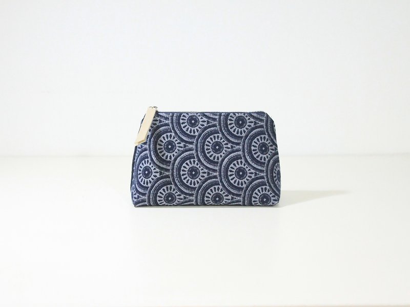 【The MAMA's Closet】Two Colors Denim Cotton (Eye of Sauron) / Cosmetic Bag ( Pouch ) - Toiletry Bags & Pouches - Cotton & Hemp Blue