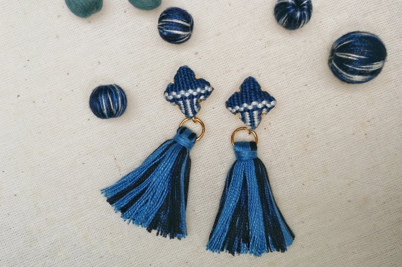Indigo Tassel Earrings - 耳環/耳夾/耳骨夾 - 棉．麻 藍色