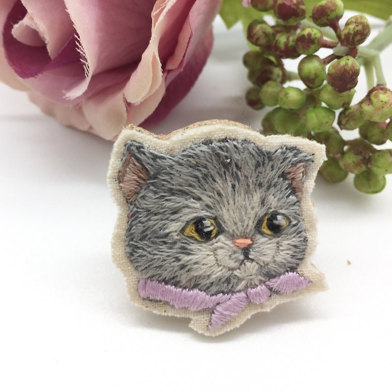Tearoom I Anna the Cat embroidery brooch - Brooches - Thread Pink