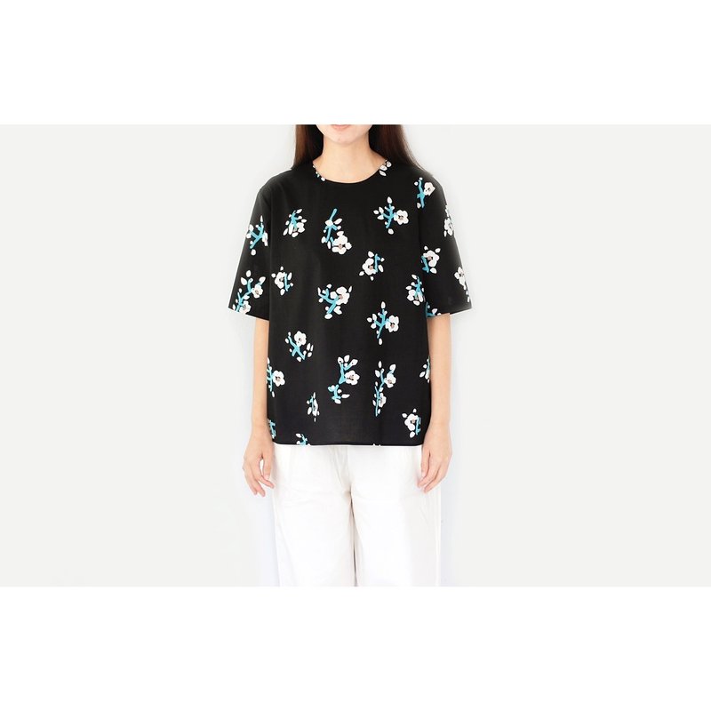 Simple round neck shirt, minimal, black with flower lover pattern, white + blue - Women's Tops - Cotton & Hemp Black