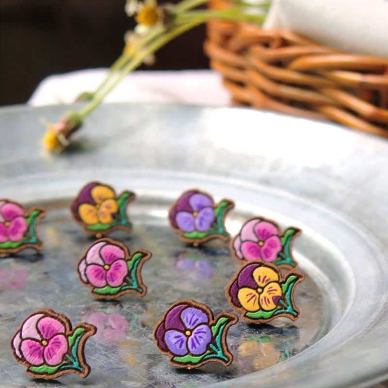 Wooden earring viola flower - 耳環/耳夾/耳骨夾 - 木頭 紫色