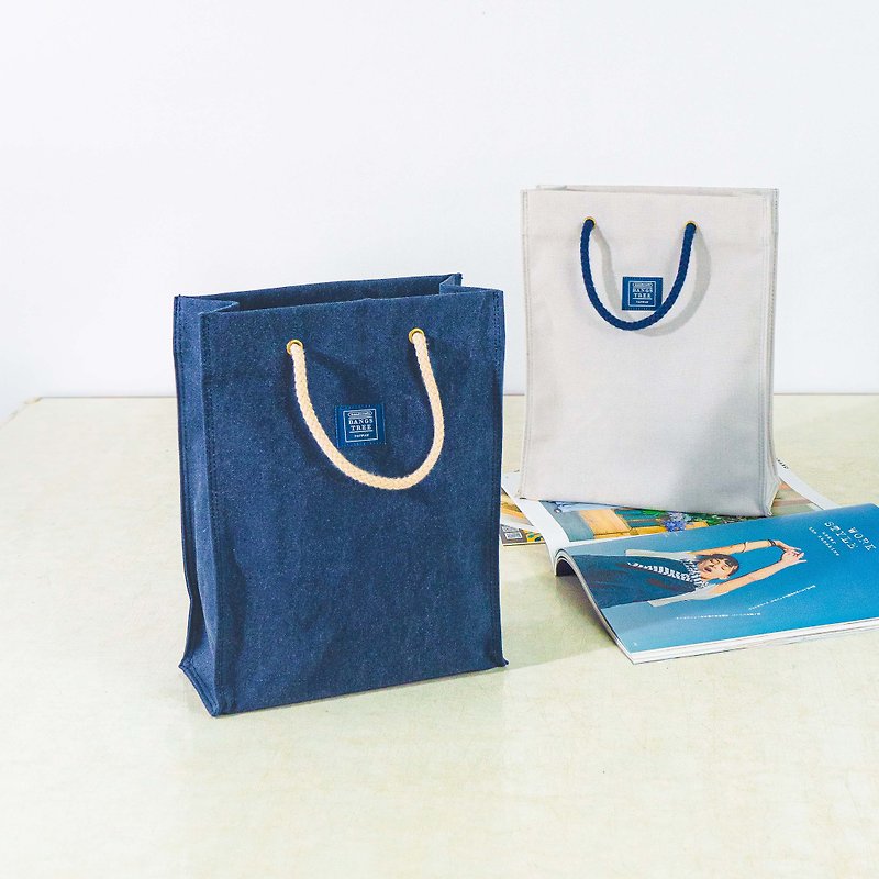 ผ้าฝ้าย/ผ้าลินิน กระเป๋าถือ สีน้ำเงิน - [Small NG 30% off] Canvas bag that looks like a paper bag_ Washed dark blue (S)