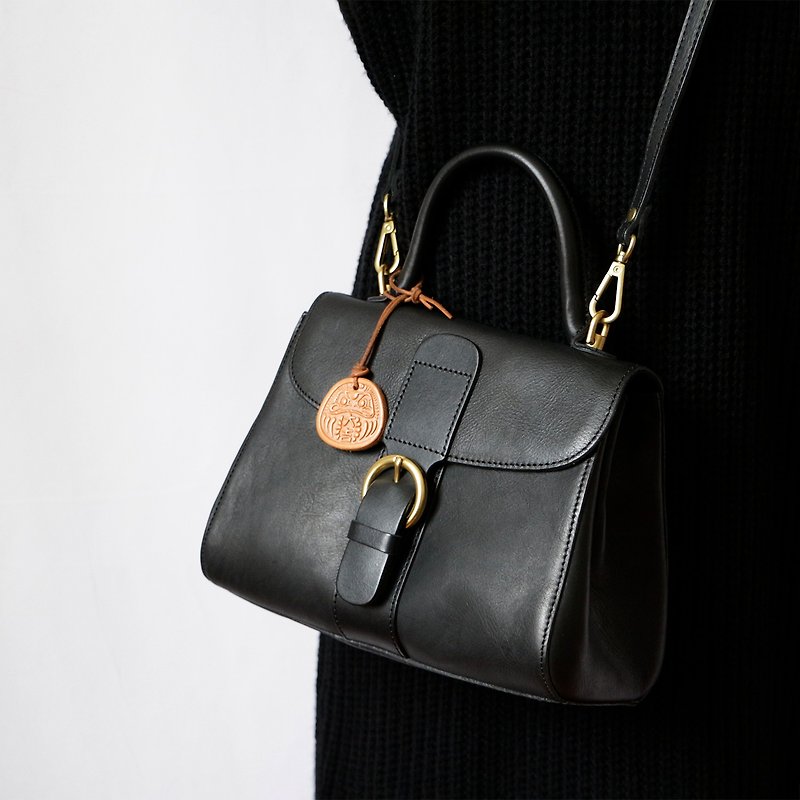 Luxury cowhide handbag diagonal shoulder bag 2-way black - กระเป๋าแมสเซนเจอร์ - หนังแท้ สีดำ