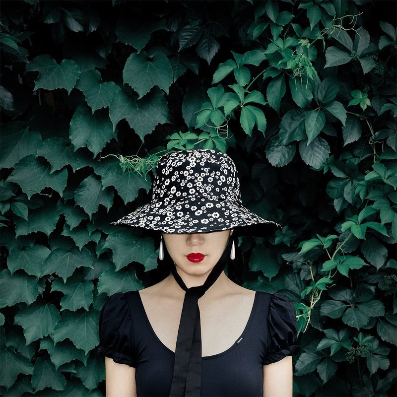 Bow tie printed sun hat with large brim - หมวก - วัสดุอื่นๆ สีดำ