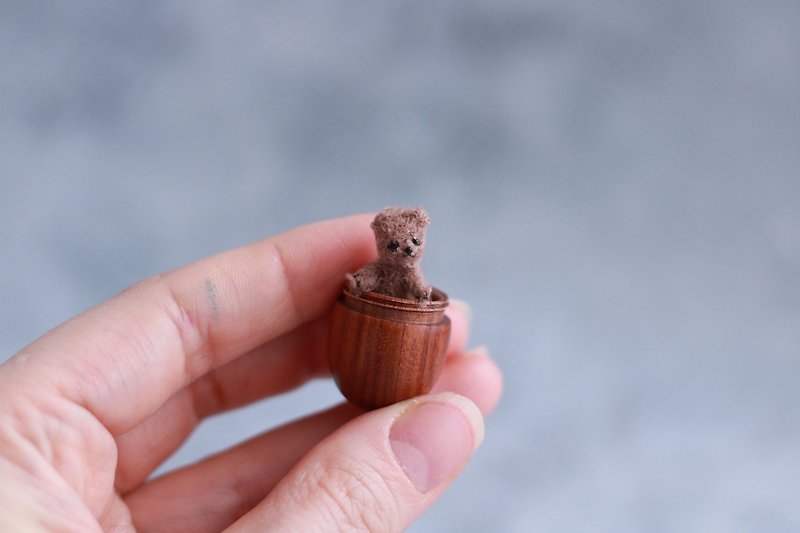 Miniature teddy bear in wooden acorn locket Micro crochet mini teddy bear OOAK - เย็บปัก/ถักทอ/ใยขนแกะ - ไม้ สีนำ้ตาล