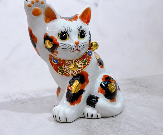 ★1点のみ★可愛い!! 九谷焼 八幡窯 招き猫 6.5号タッチ招き猫 盛小紋（布団付） 九谷焼マルヨネ 陶芸窯和陶房
