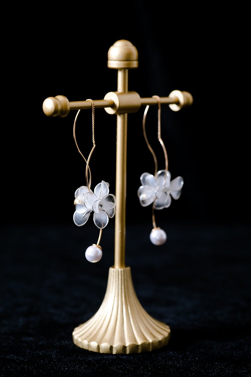 Moonlight Ballet Pearl Earrings [Ear Line Style] - ต่างหู - พลาสติก ขาว
