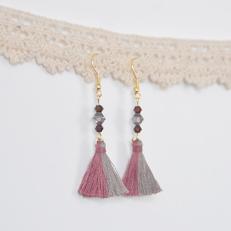Two-tone tassels. Czech crystal. Earrings Two Colorway Tassel. Crystal. Earring - ต่างหู - งานปัก สีแดง