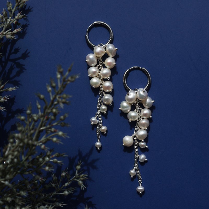 淡水真珠による白藤のピアス　サージカルステンレス　白藤 - ピアス・イヤリング - 宝石 ホワイト