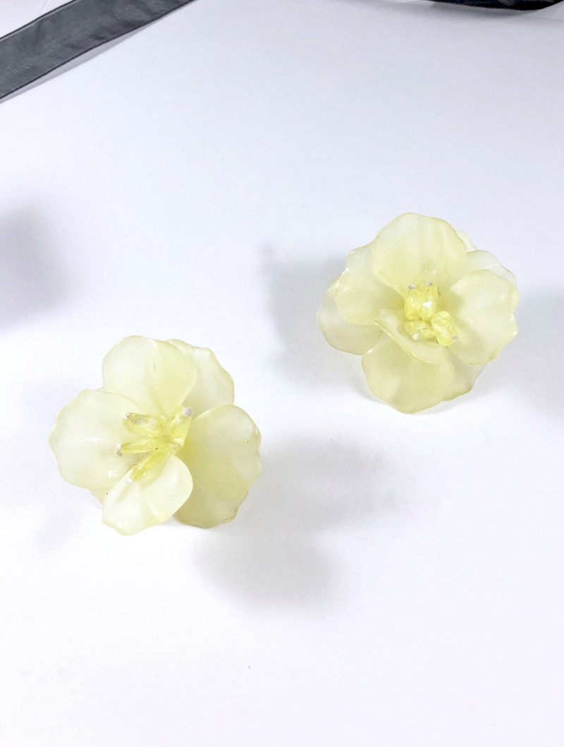 Vintage 60s Pastel Flower Statement Earrings - 耳環/耳夾/耳骨夾 - 其他金屬 黃色