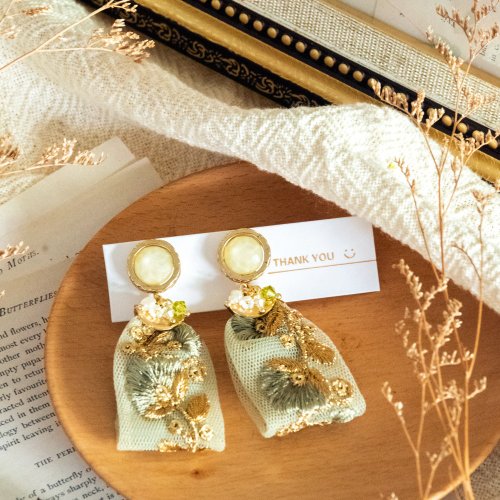 ぐみ様　ゼクシィ掲載 flua butterfly flower ピアス ぐみ様ゼクシィ掲載 flua butterfly flower ピアス