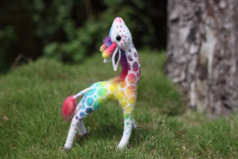 The candy-colored giraffe is 25cm tall and is currently in stock. You can place a bid directly. - ของวางตกแต่ง - ขนแกะ หลากหลายสี