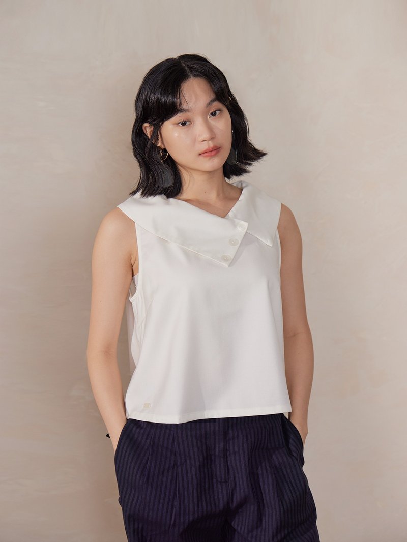 Kiss Lapel Sleeveless Top - Sunrise (White) - เสื้อกั๊กผู้หญิง - ไฟเบอร์อื่นๆ ขาว