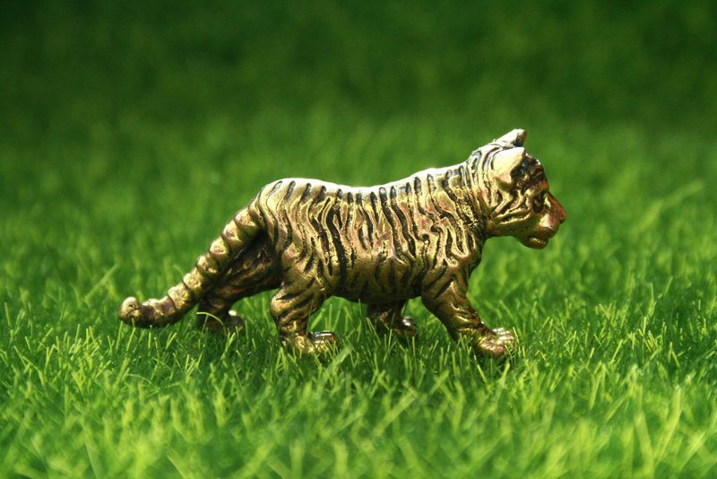 Tiger cub statuette, miniature statue of bronze, metal figurine 設計館