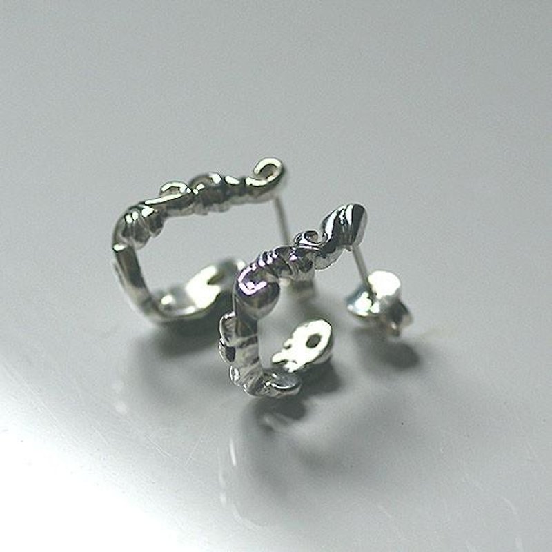 Arabesque hoop Pierced mini - 耳環/耳夾 - 其他金屬 銀色