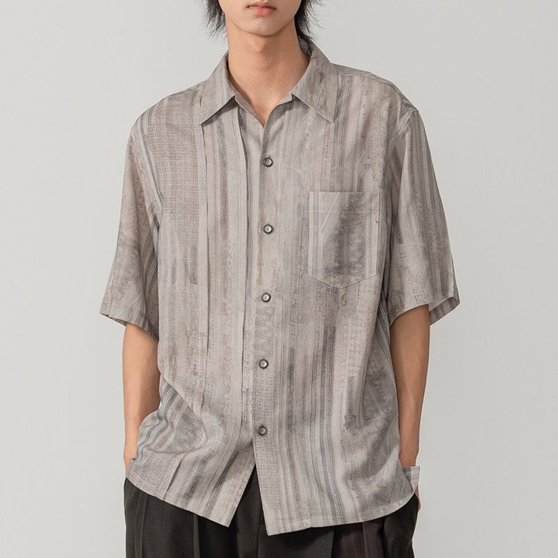 【青石】復古斑駁感條紋滿印襯衫/印花輕薄休閒短袖 - 男裝恤衫 - 棉．麻 灰色
