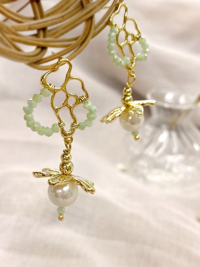 Joseline. MUCHAT handmade 14KGP hollow crystal beads flower sterling silver needle earrings - ต่างหู - โลหะ สีเขียว