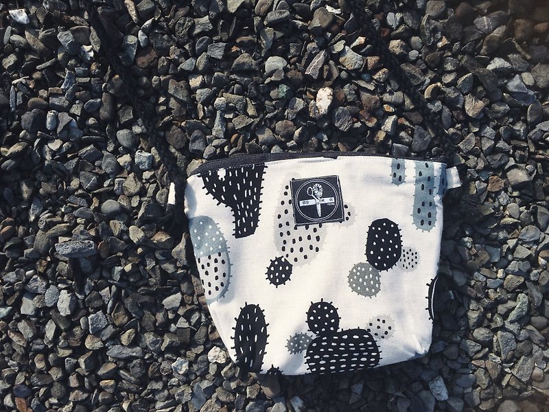 [Customization] small square package - Cactus - กระเป๋าแมสเซนเจอร์ - ผ้าฝ้าย/ผ้าลินิน ขาว