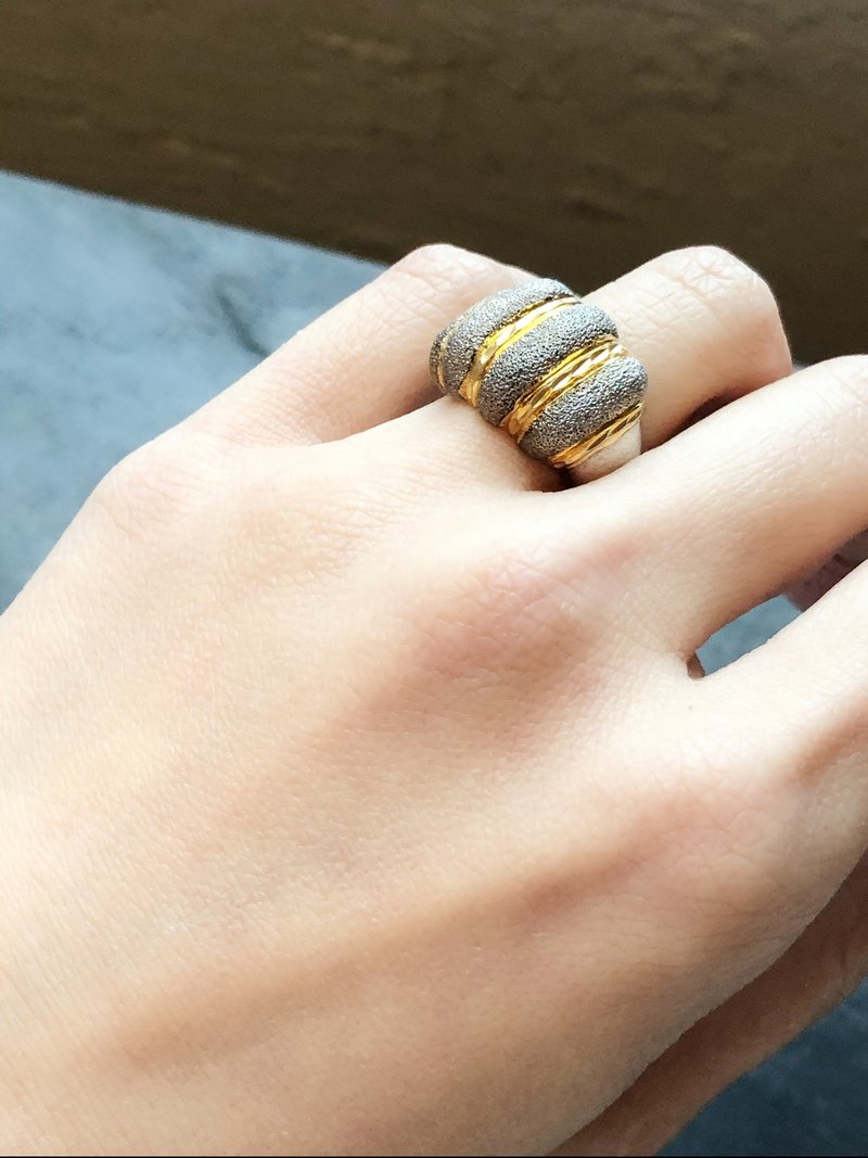 Vintage Gold Wash Puffer Stripe Silver Statement Ring - 戒指 - 貴金屬 金色