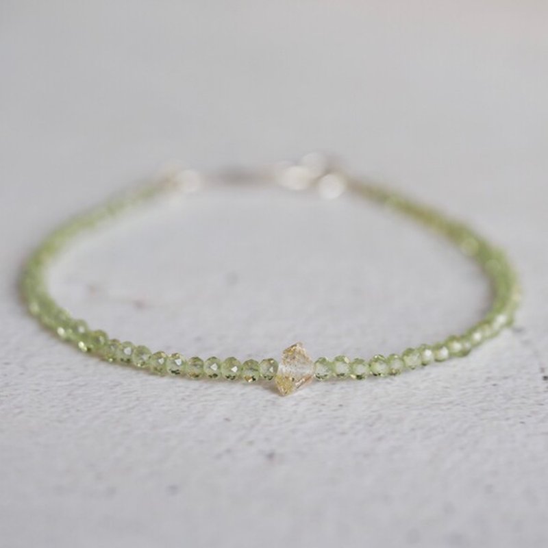 Oil in Quartz& Peridot Bracelet - Bracelets - Gemstone Green