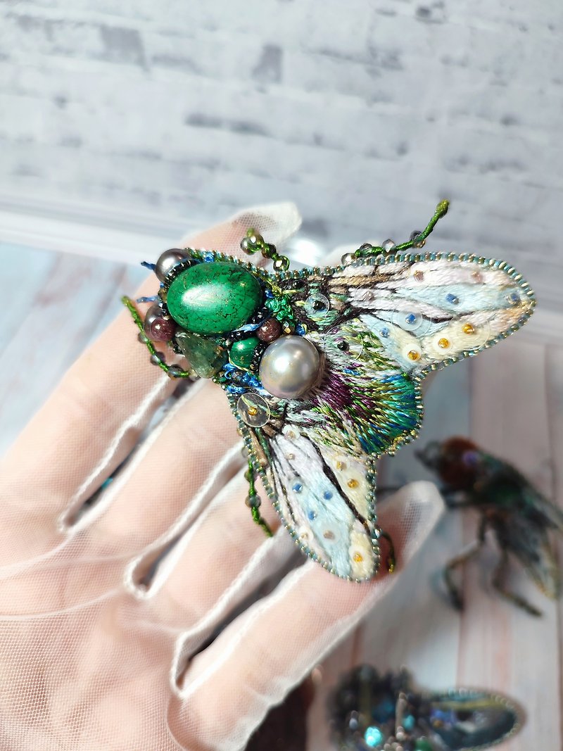Embroidered green fly brooch with natural pearls and natural stones. - เข็มกลัด - วัสดุอื่นๆ สีเขียว