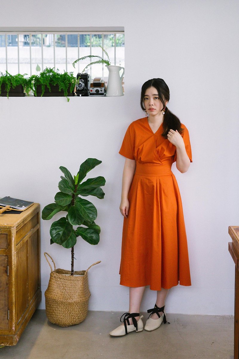 Orange V-neck dress with thick waist and large skirt - ชุดเดรส - ผ้าฝ้าย/ผ้าลินิน สีส้ม