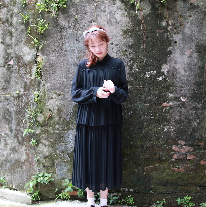 Back to Green:: 透膚 假兩件百折 vintage dress (D-05) - 洋裝/連身裙 - 絲．絹 
