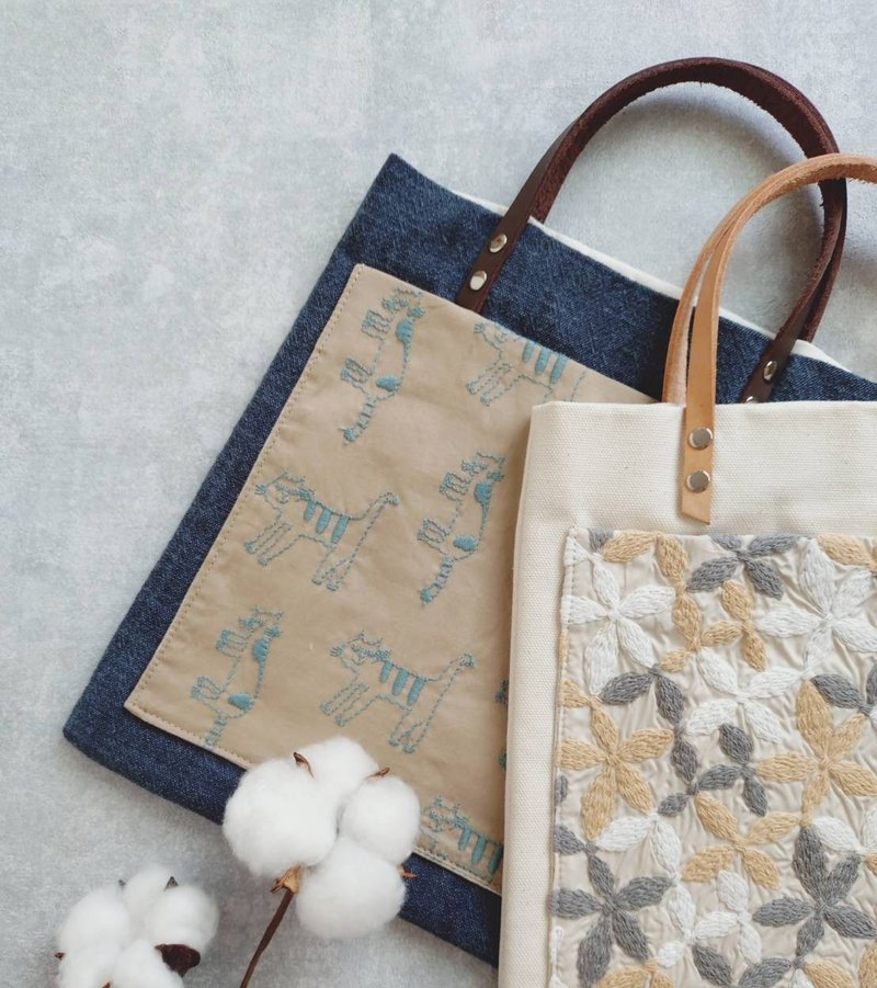 現貨!【BTF/微梯形扁提袋(小)】日本刺繡布 虎斑貓咪 卡其藍 - 手提包/手提袋 - 棉．麻 藍色
